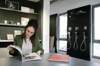 Frau mit Brille schaut in Unterlagen